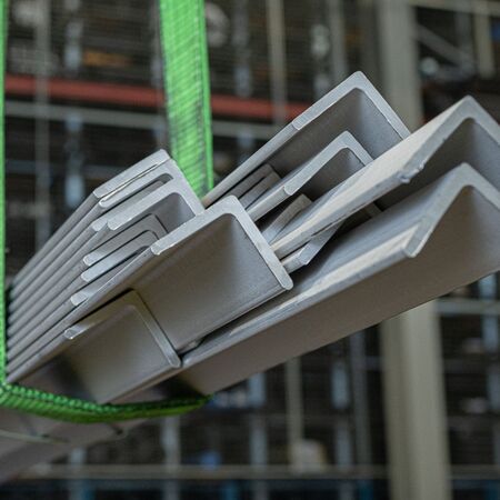 Tasakylkiset, ruostumattomat ja haponkestävät kulmatangot laaduissa 1.4301/1.4307 ja 1.4404